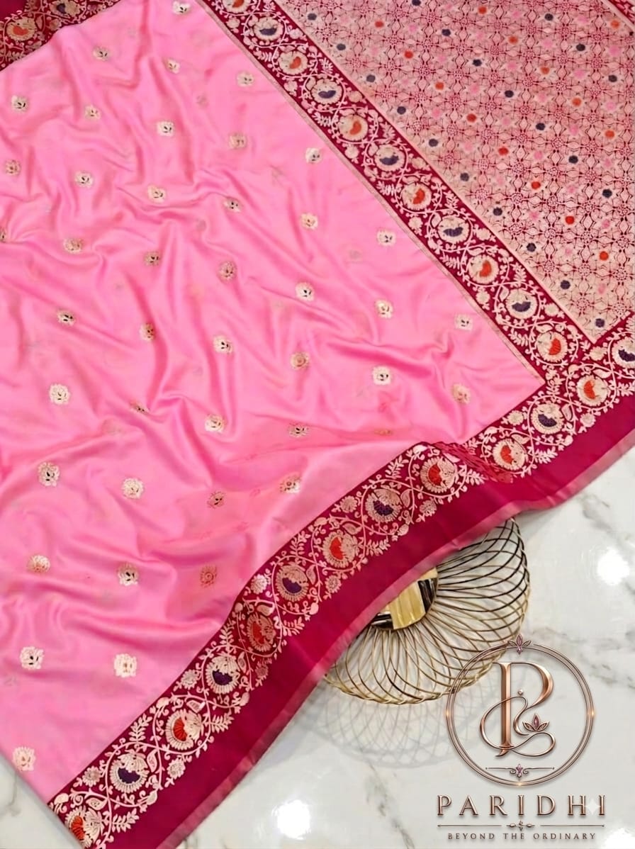 Close view of the contrast wine border with mina colour paisleys
